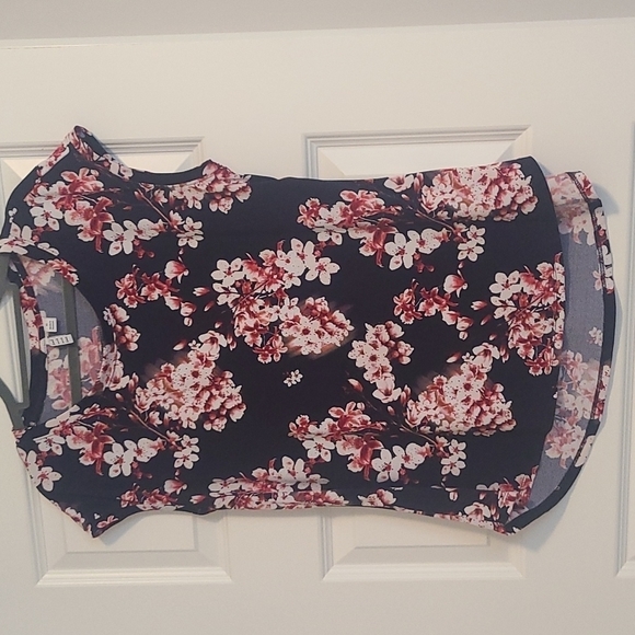 Elle Tops - ELLE Navy blue w/ flowers blouse sz Medium